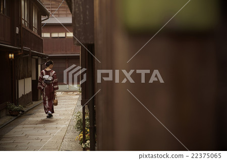 婦女在和服觀光 22375065
