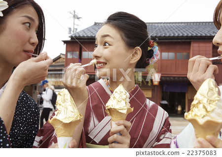 Women who eat ice cream 22375083