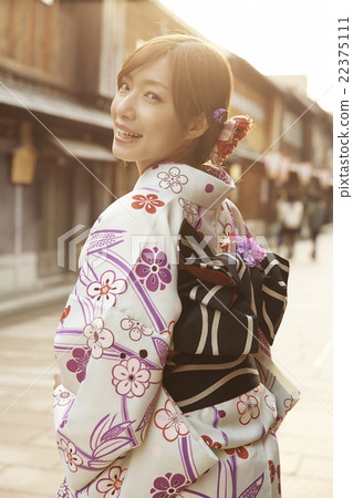 婦女在和服觀光 22375111