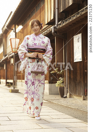 婦女在和服觀光 22375130