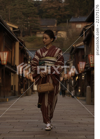 婦女在和服觀光 22375176
