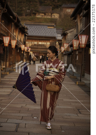 Women sightseeing in kimono Women sightseeing in kimono 22375178