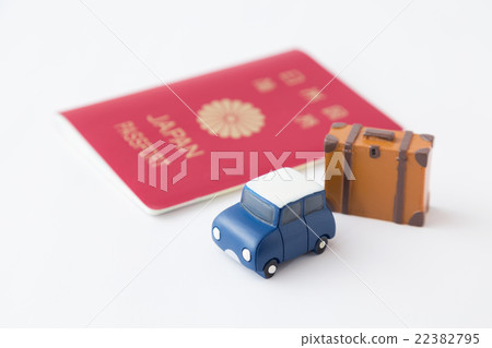 護照和旅行袋和汽車白背 護照和旅行袋和汽車白背 22382795