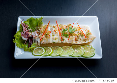 Steam squid with spicy chilli and lemon sauce 22383946
