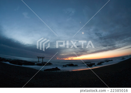 Dawn and moon at the Oarai coast 22385016