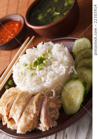 Hainanese chicken rice with cucumber and broth 22385914