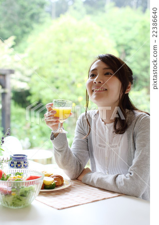 一個女人在窗邊吃早餐 一個女人在窗邊吃早餐 22386640