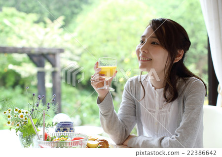 一個女人在窗邊吃早餐 一個女人在窗邊吃早餐 22386642
