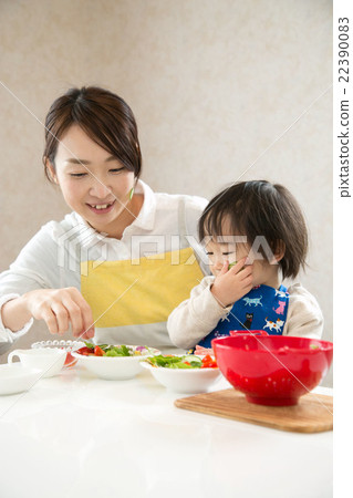 Infant food / parent / child salad 22390083