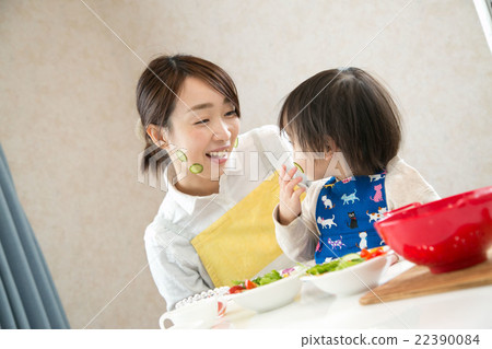 Infant food / parent / child salad 22390084