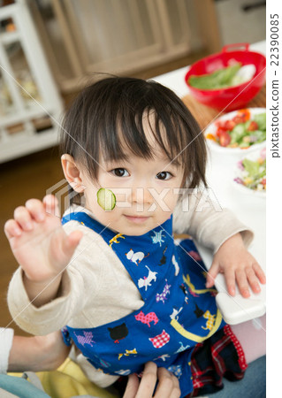 Infant food / parent / child salad 22390085