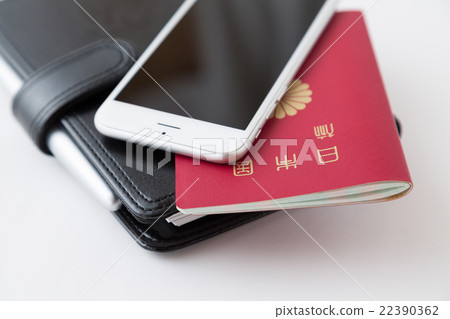 護照和筆記本和智能白背 護照和筆記本和智能白背 22390362