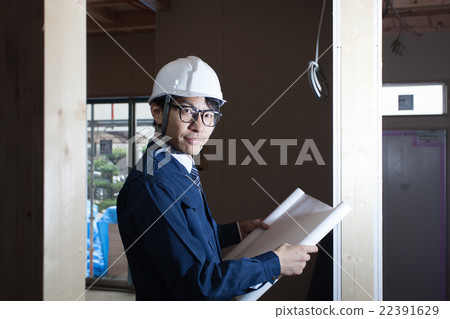 在建築工地確認牆的商人 22391629