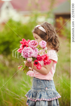 Girl with bouquet 22393390