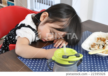 Child who sleeps during a meal 22395926