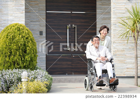 遠足的資深夫婦輪椅 22398934