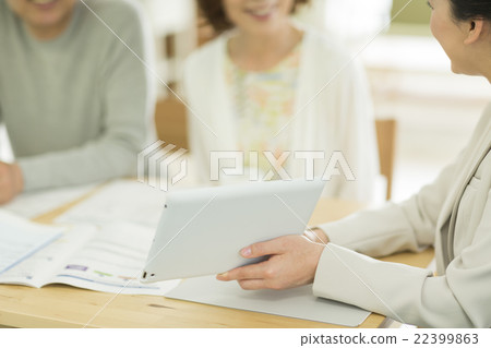 解釋資深加上片劑個人計算機的女實業家 22399863