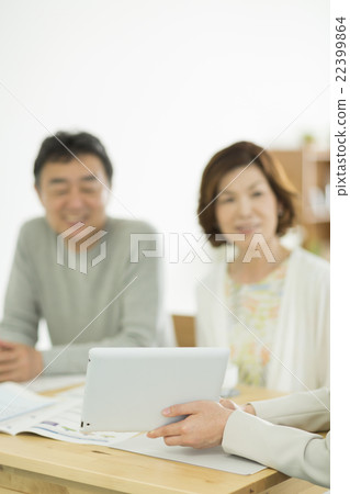 解釋資深加上片劑個人計算機的女實業家 22399864