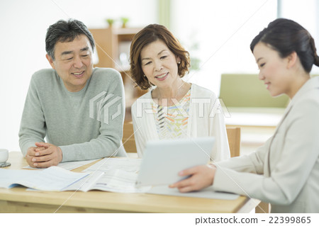 解釋資深加上片劑個人計算機的女實業家 22399865