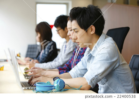 在辦公室工作的人 22400538