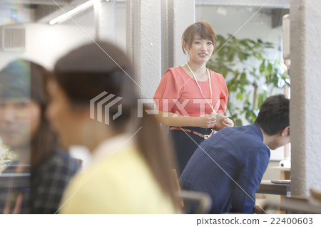 男性和女性在辦公室聊天 22400603