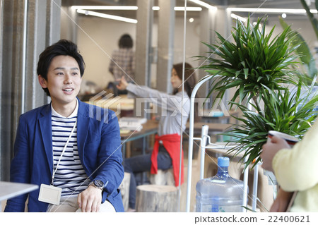 男性和女性在辦公室聊天 男性和女性在辦公室聊天 22400621