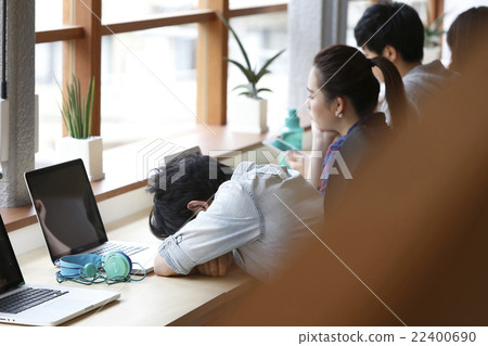 在共享辦公室工作的人 22400690