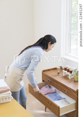 站立在五斗櫥前面的日本婦女 22401297