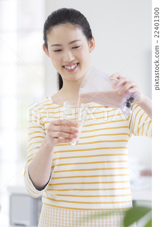 Japanese women who put the juice in a glass 22401300