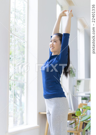 20多歲的女性伸展 20多歲的女性伸展 22401336