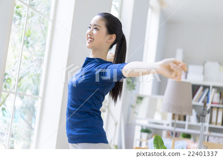 Women in their 20s stretching 22401337