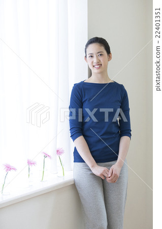 窓辺に立つ日本人女性 22401351