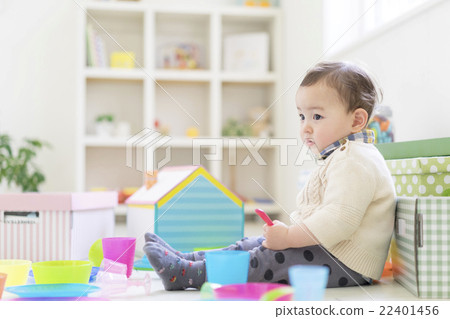 坐在一間雜亂屋子裡的男孩 22401456