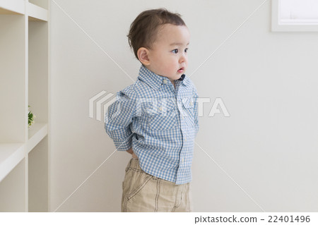一個穿襯衫的男孩 22401496