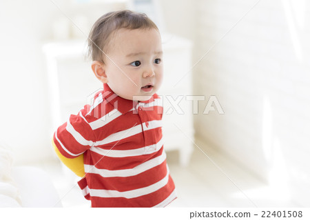 一個皺眉臉的男孩 22401508