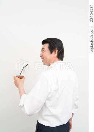 Businessman drinking iced coffee 22404184