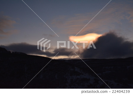 從北極海灣海岸船北歐挪威採取的可疑彩虹色的輕的群 22404239