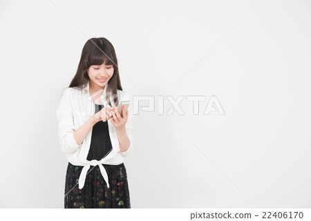 操作智能手機的婦女 操作智能手機的婦女 22406170