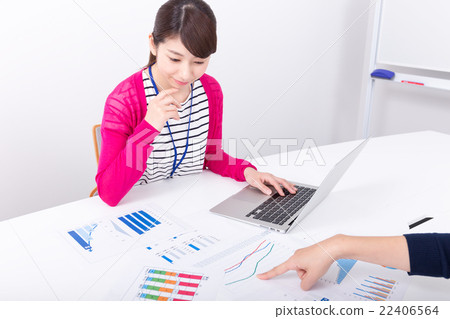 一位年輕的女士在會議上 22406564