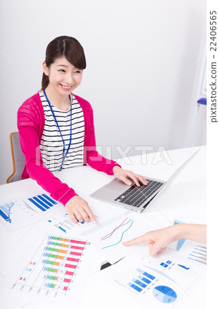 一位年輕的女士出席 一位年輕的女士出席 22406565