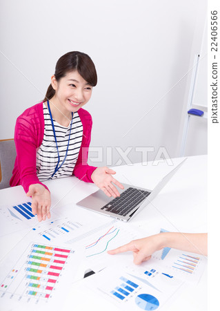 一位年輕的女士出席 22406566