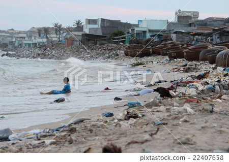 Beach swimming at the scattered garbage 22407658