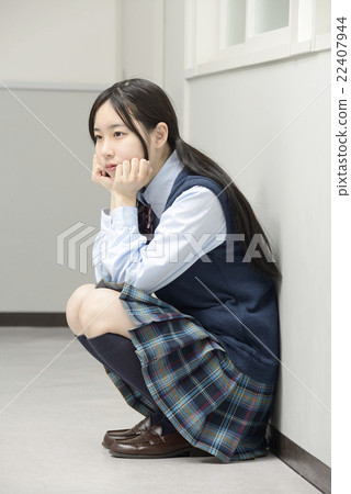 High school girls crouching in the hallway 22407944