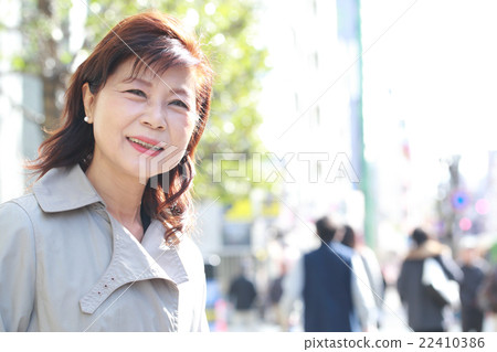 她60多歲的職業女性 22410386