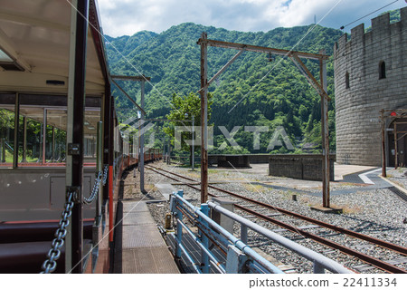 黑部峽谷鐵路新鮮的綠色黑部峽谷Shinyagi Kawahara發電站 22411334