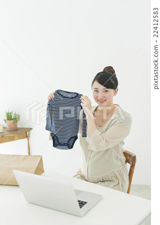 Maternity Friends 22412583