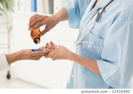 Giving pills 22416990