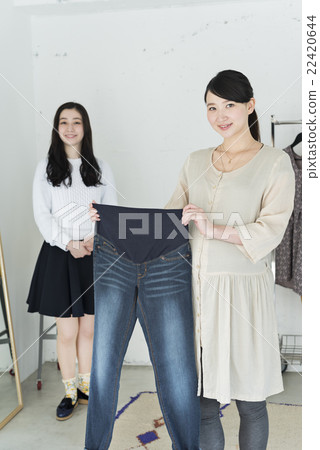 Maternity Friends 22420644