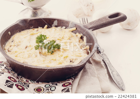 Casserole with chicken and mushrooms  22424381