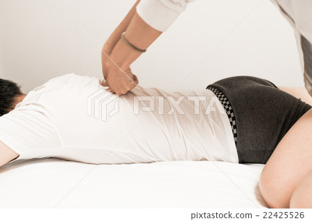 男子正在按摩 22425526